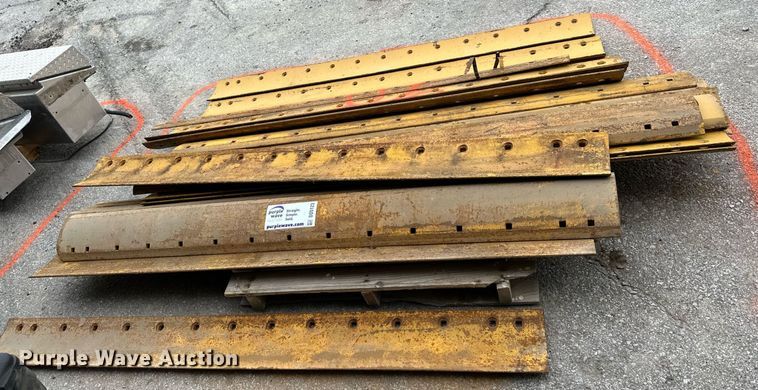 image for item DO5123 (26) Caterpillar moldboard cutting edges