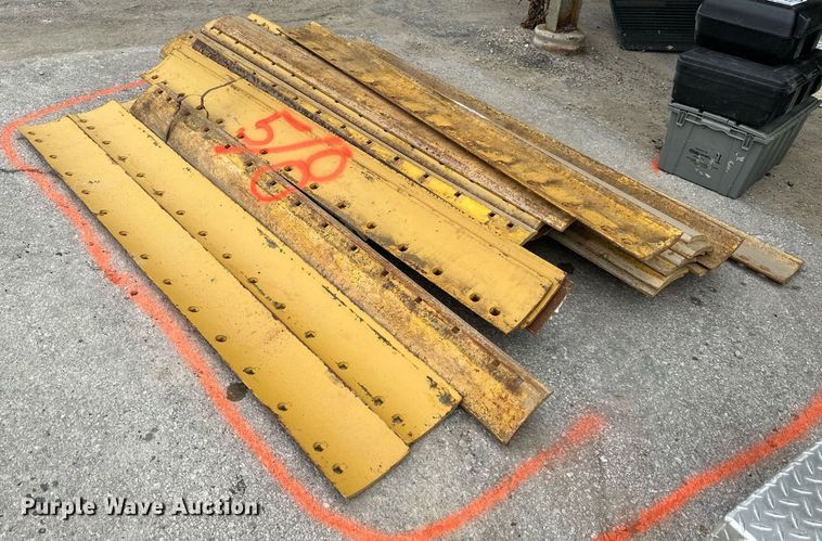 image for item DO5123 (26) Caterpillar moldboard cutting edges