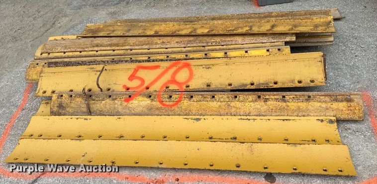 image for item DO5123 (26) Caterpillar moldboard cutting edges