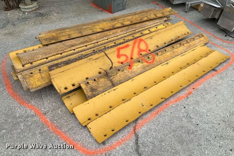 image for item DO5123 (26) Caterpillar moldboard cutting edges