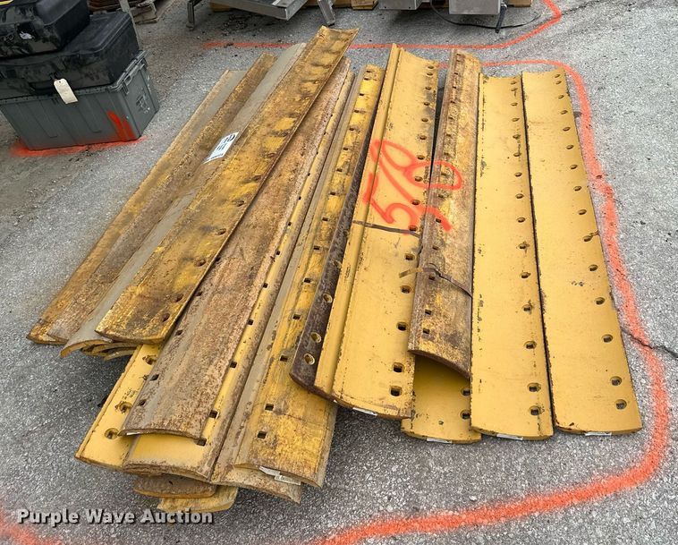 image for item DO5123 (26) Caterpillar moldboard cutting edges