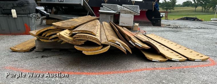 image for item DO5123 (26) Caterpillar moldboard cutting edges