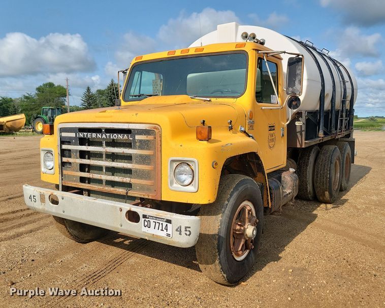 image for item DQ7468 1983 International F1954  tank truck