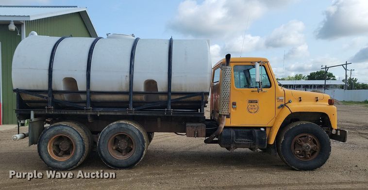 image for item DQ7468 1983 International F1954  tank truck