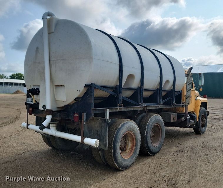image for item DQ7468 1983 International F1954  tank truck