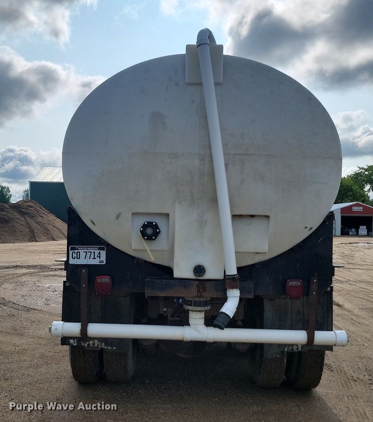 image for item DQ7468 1983 International F1954  tank truck