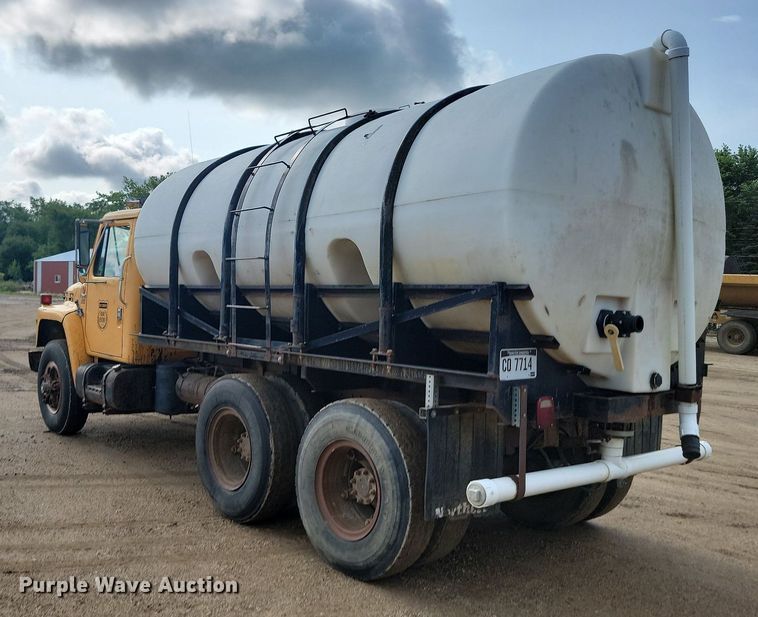image for item DQ7468 1983 International F1954  tank truck