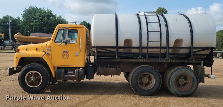 image for item DQ7468 1983 International F1954  tank truck