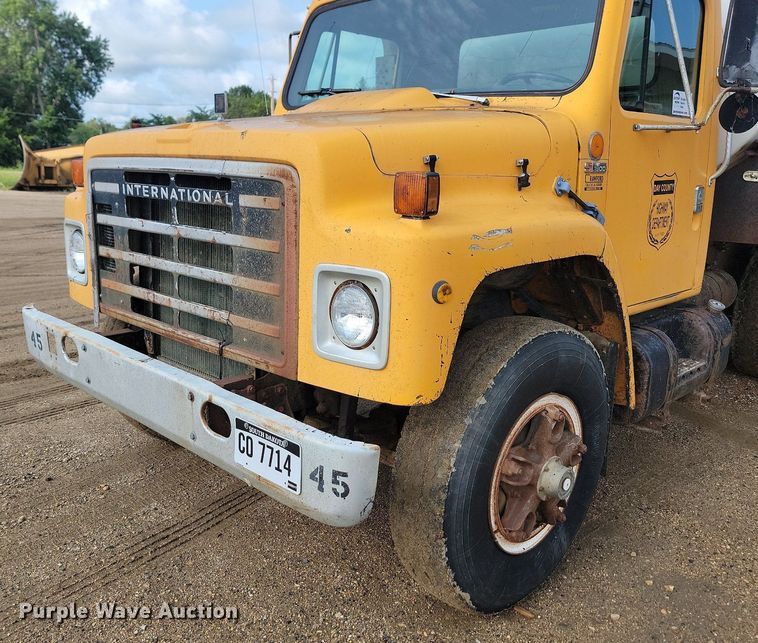 image for item DQ7468 1983 International F1954  tank truck