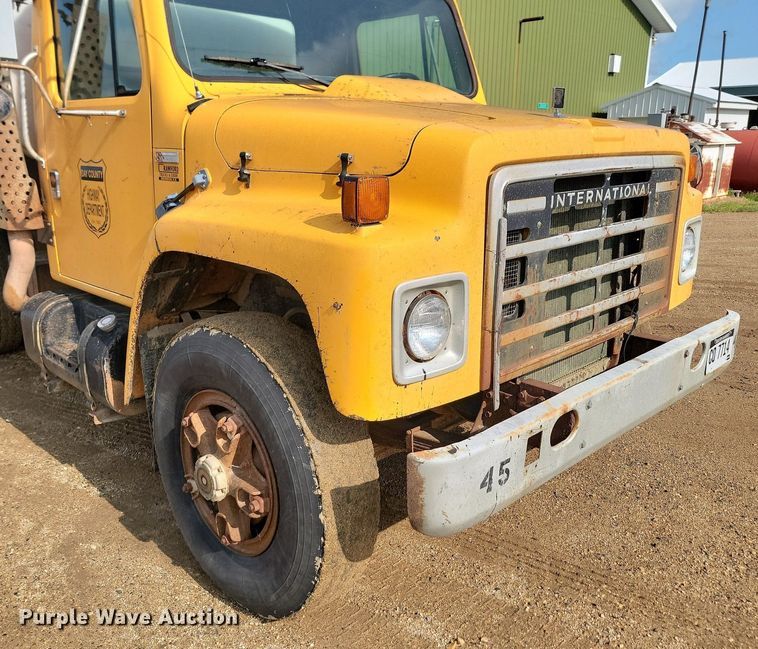 image for item DQ7468 1983 International F1954  tank truck
