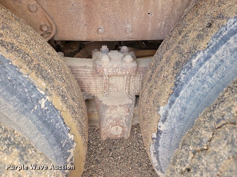 image for item DQ7468 1983 International F1954  tank truck