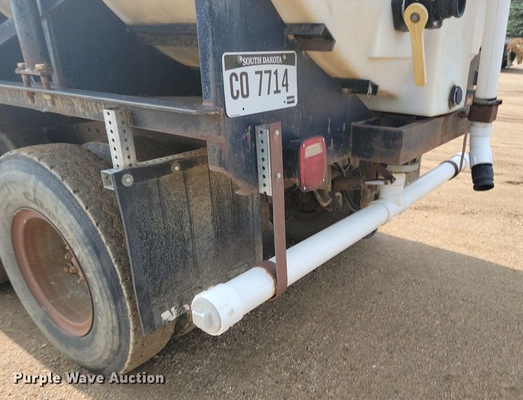 image for item DQ7468 1983 International F1954  tank truck