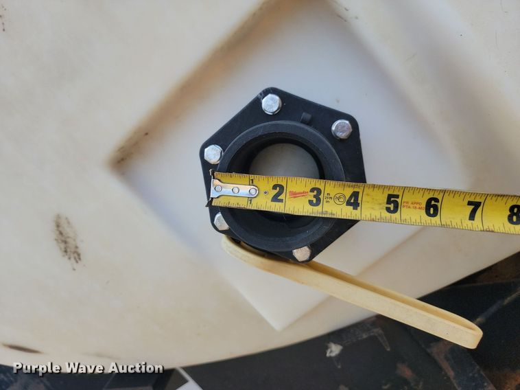 image for item DQ7468 1983 International F1954  tank truck