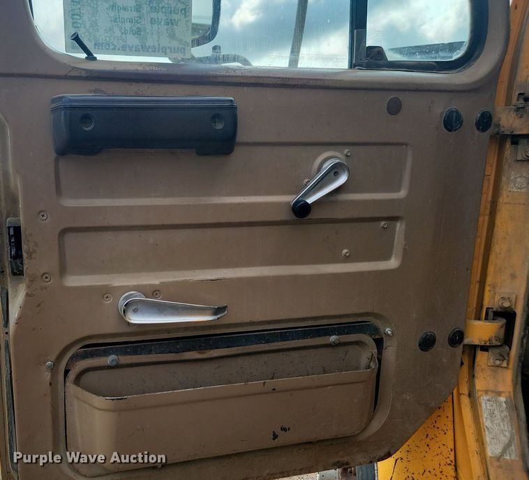 image for item DQ7468 1983 International F1954  tank truck