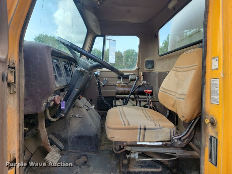 image for item DQ7468 1983 International F1954  tank truck