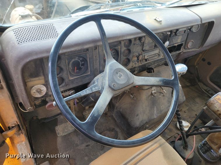 image for item DQ7468 1983 International F1954  tank truck