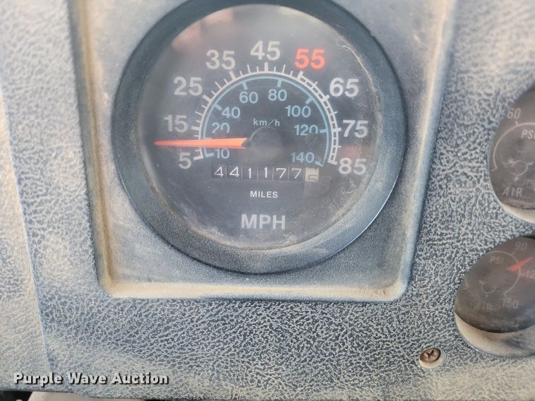 image for item DQ7468 1983 International F1954  tank truck