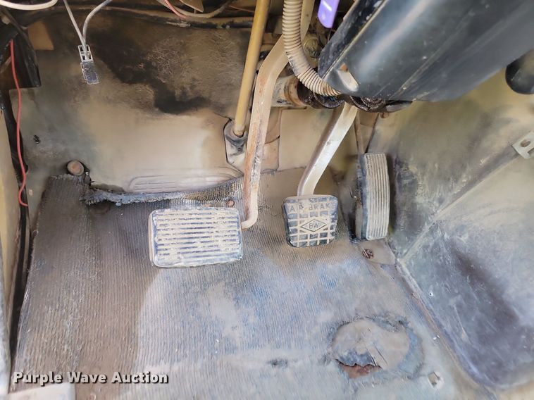 image for item DQ7468 1983 International F1954  tank truck