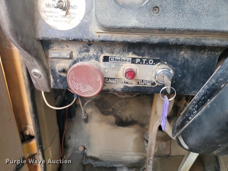 image for item DQ7468 1983 International F1954  tank truck