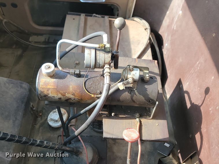 image for item DQ7468 1983 International F1954  tank truck