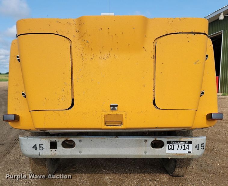 image for item DQ7468 1983 International F1954  tank truck