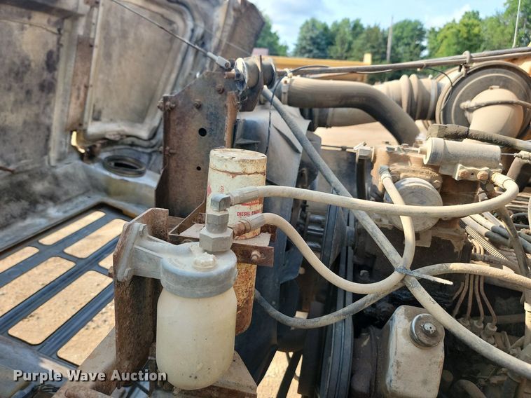 image for item DQ7468 1983 International F1954  tank truck