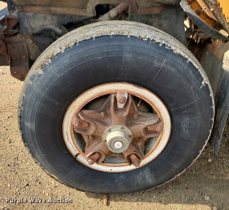 image for item DQ7468 1983 International F1954  tank truck