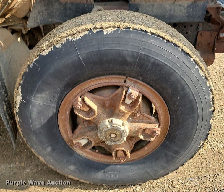 image for item DQ7468 1983 International F1954  tank truck