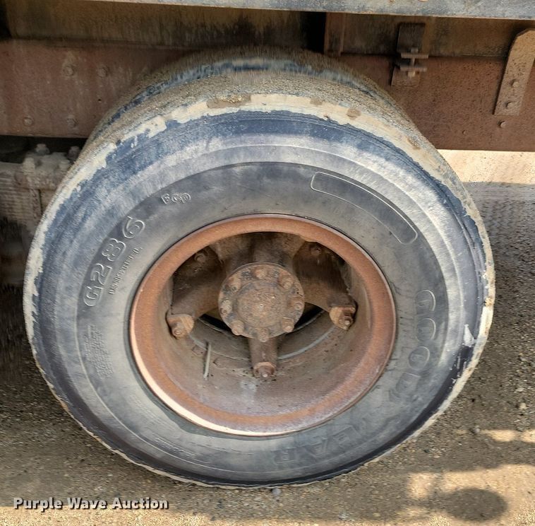 image for item DQ7468 1983 International F1954  tank truck