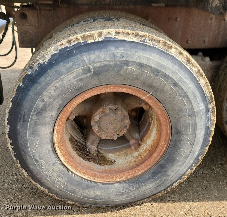 image for item DQ7468 1983 International F1954  tank truck