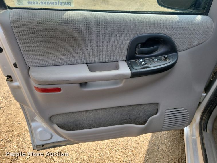 image for item DQ7469 2002 Chevrolet Venture  van