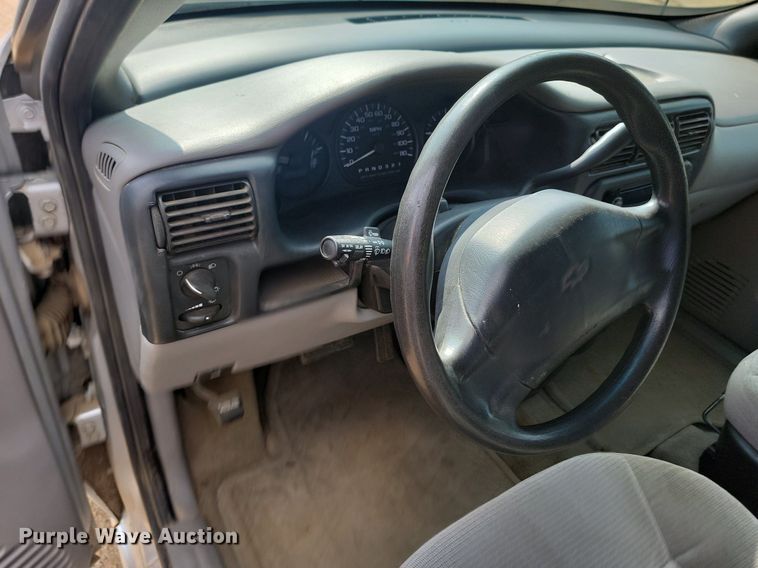 image for item DQ7469 2002 Chevrolet Venture  van