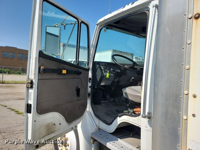 image for item JO9230 2004 Freightliner FL70  box truck