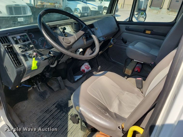 image for item JO9230 2004 Freightliner FL70  box truck