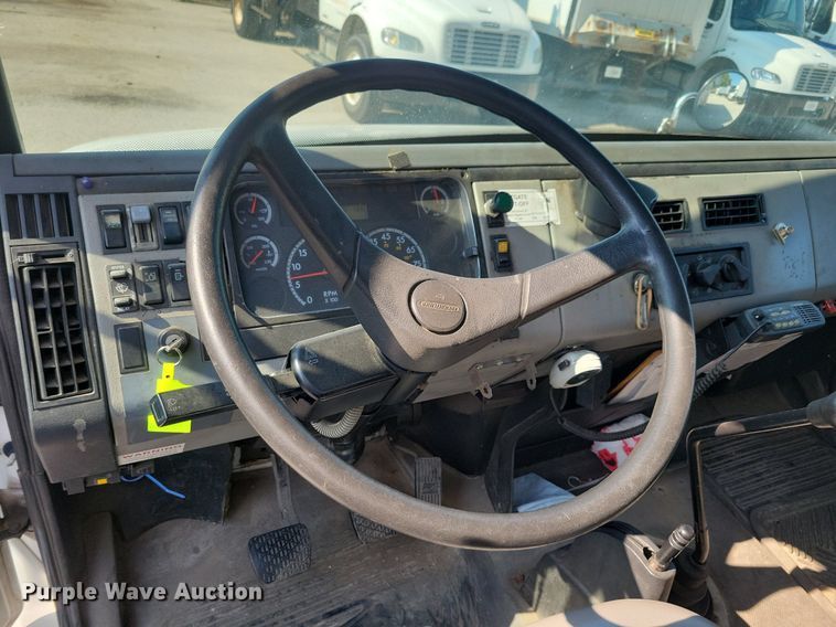 image for item JO9230 2004 Freightliner FL70  box truck