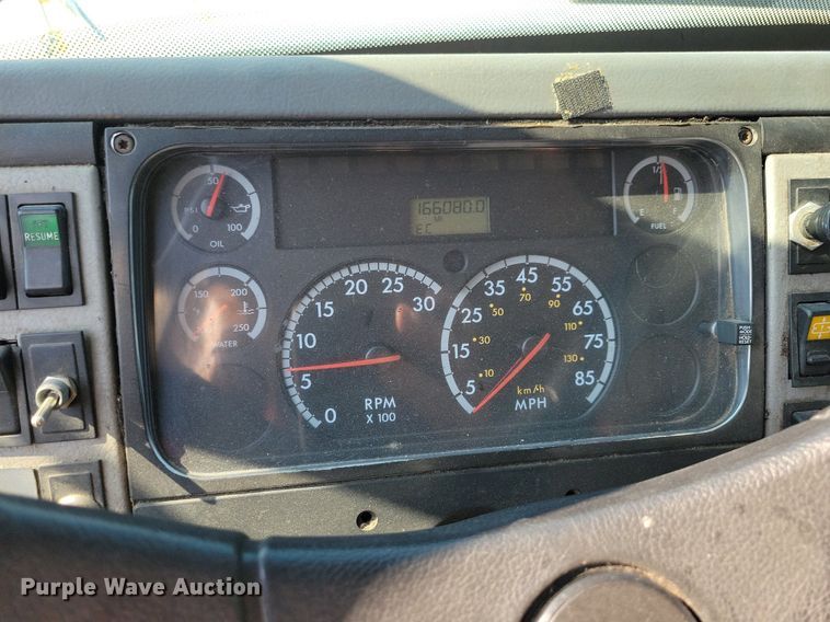 image for item JO9230 2004 Freightliner FL70  box truck