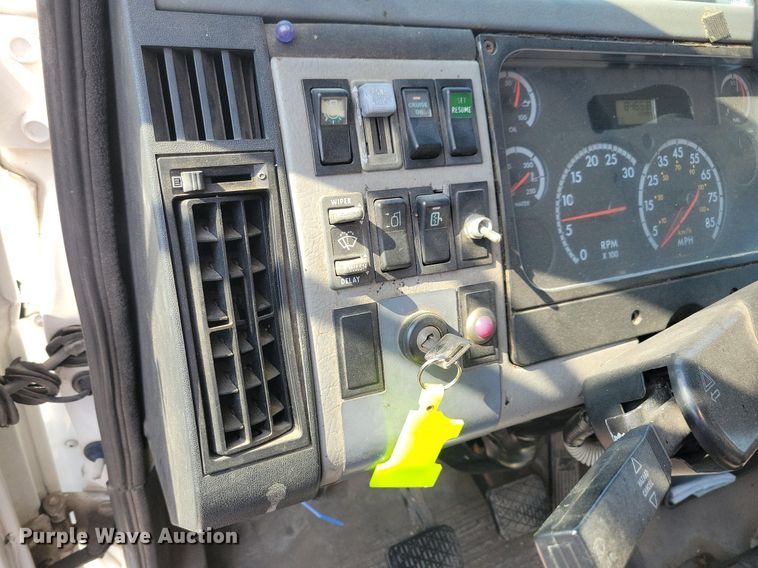 image for item JO9230 2004 Freightliner FL70  box truck