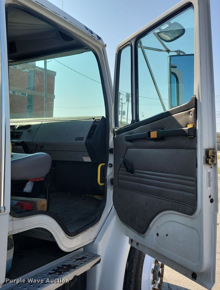 image for item JO9230 2004 Freightliner FL70  box truck