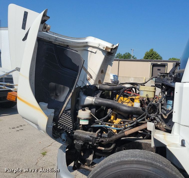 image for item JO9230 2004 Freightliner FL70  box truck