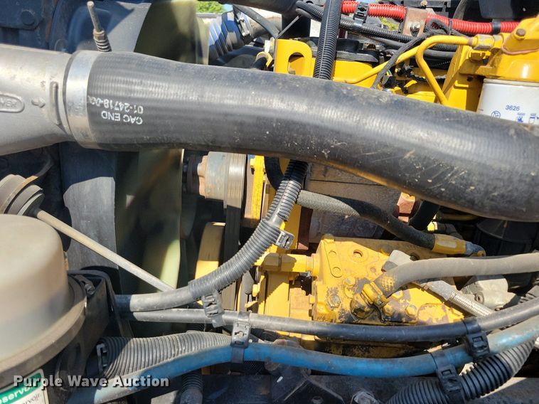 image for item JO9230 2004 Freightliner FL70  box truck