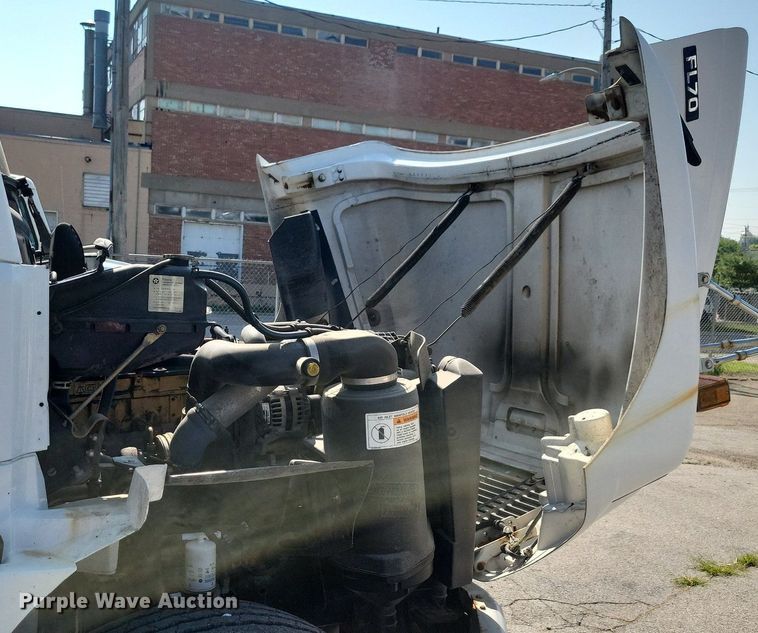 image for item JO9230 2004 Freightliner FL70  box truck