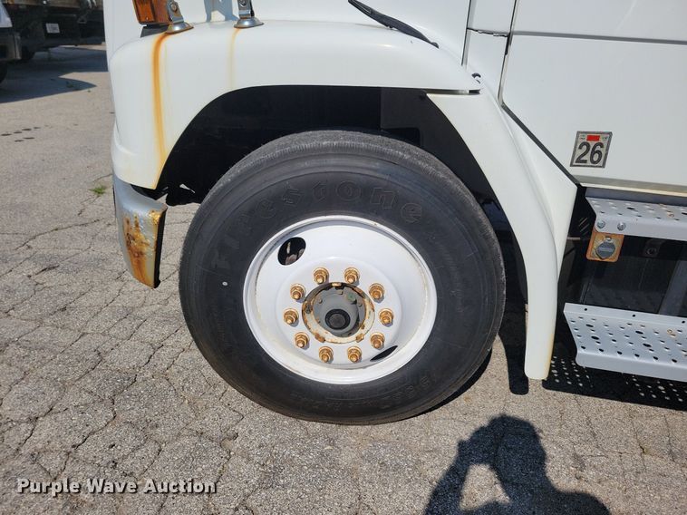 image for item JO9230 2004 Freightliner FL70  box truck