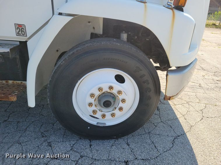 image for item JO9230 2004 Freightliner FL70  box truck