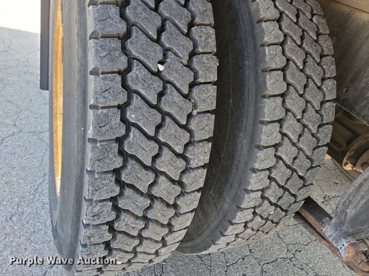 image for item JO9230 2004 Freightliner FL70  box truck