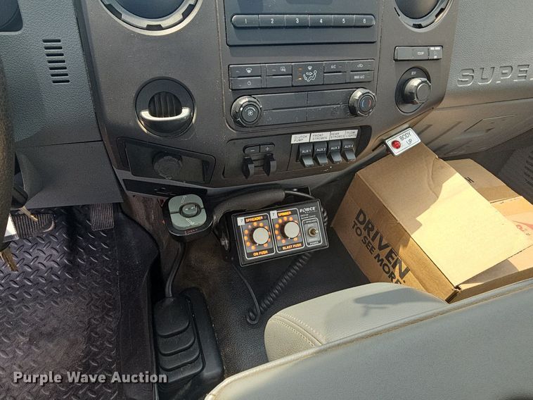 image for item LW9646 2015 Ford F550 Super Duty  truck cab and chassis