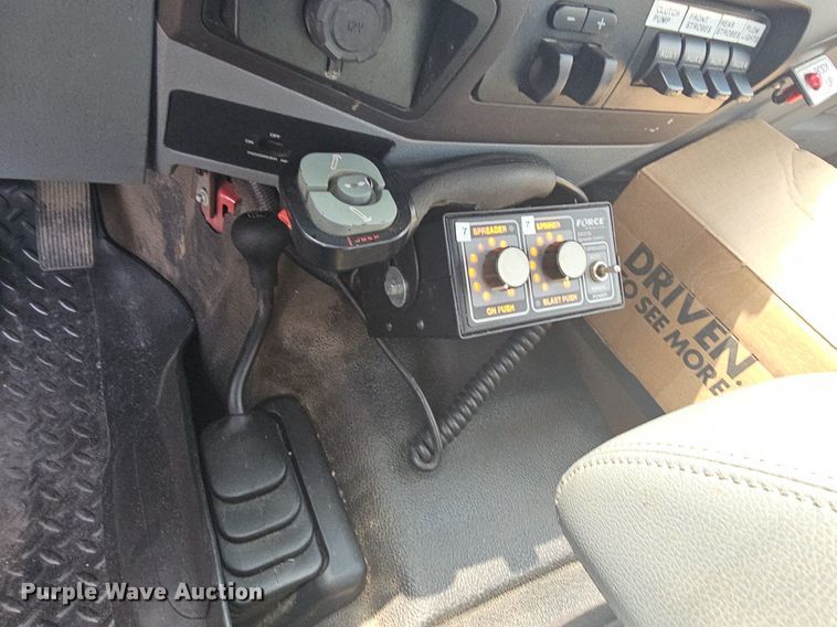 image for item LW9646 2015 Ford F550 Super Duty  truck cab and chassis