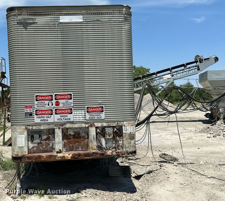 image for item MB9669 Onan 900DFJC  generator with 1978 Fruehauf dry van trailer