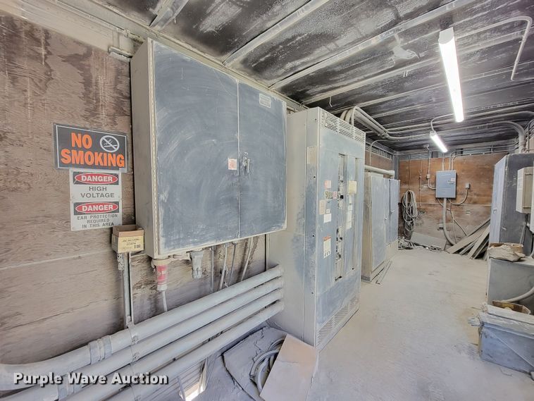 image for item MB9669 Onan 900DFJC  generator with 1978 Fruehauf dry van trailer