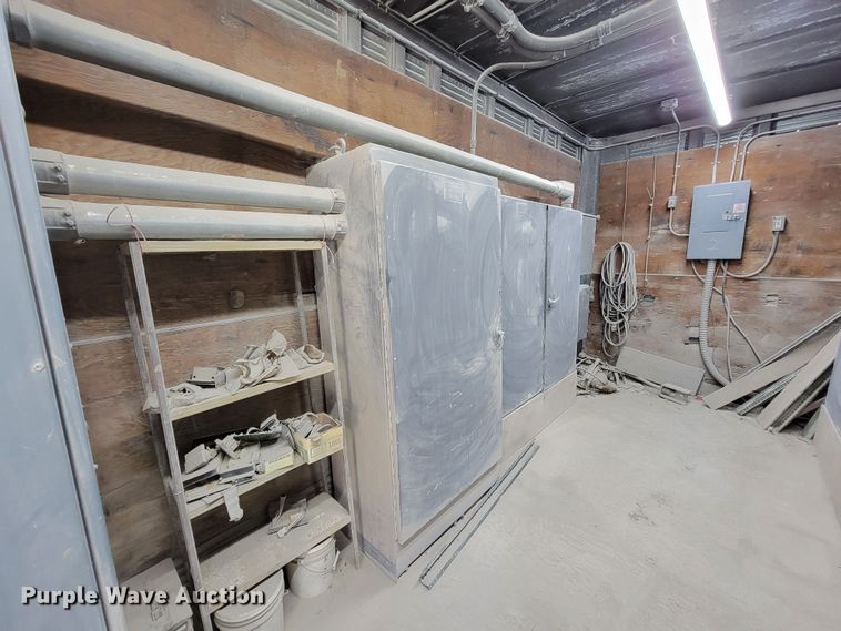 image for item MB9669 Onan 900DFJC  generator with 1978 Fruehauf dry van trailer