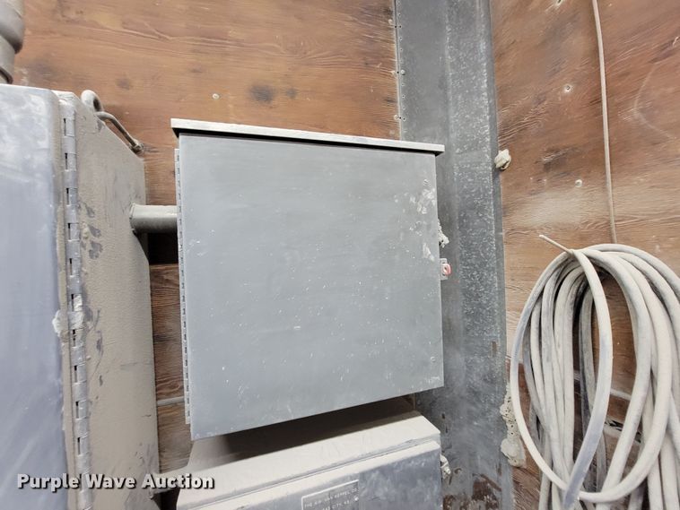 image for item MB9669 Onan 900DFJC  generator with 1978 Fruehauf dry van trailer